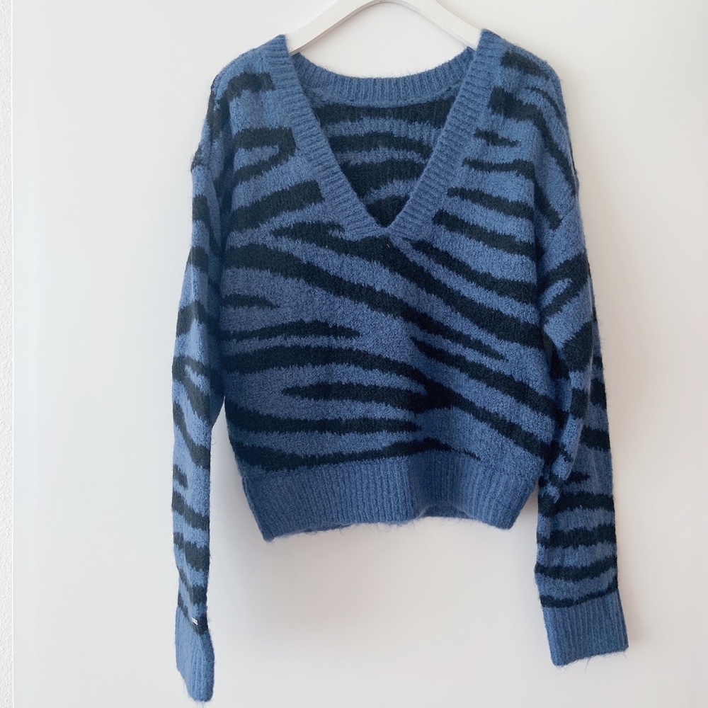 Victoria’s Secret Sweater - Picture 3 of 12